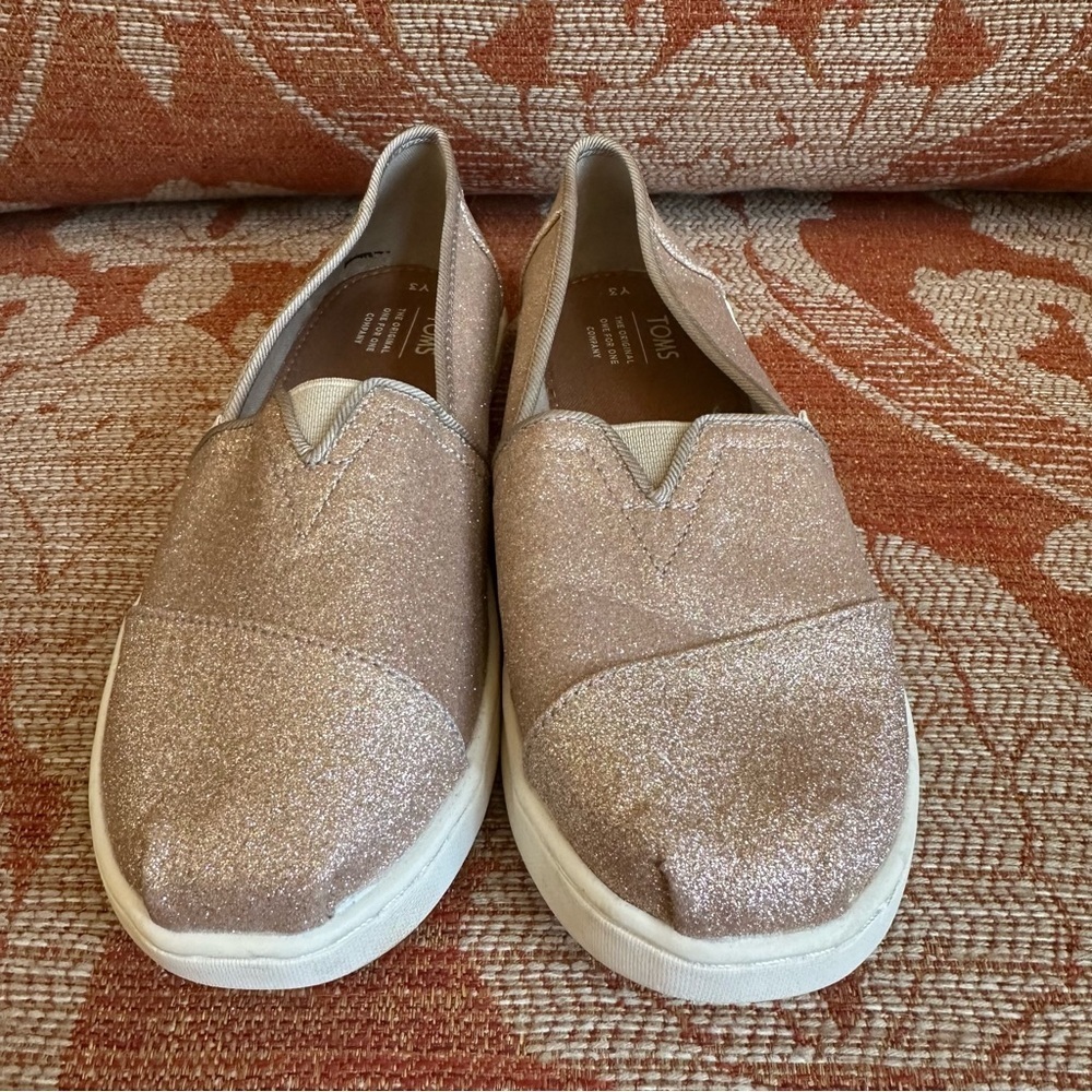 🌟3/$20🌟 GIRLS Gold Glitter Toms size 3